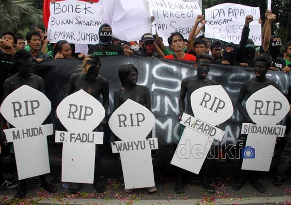 Bonek Tuntut Kapolres Lamongan Dipecat