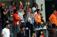 Gubernur Sumatera Selatan Alex Noerdin (kedua dari kanan) yang memakai syal Persija Jakarta melambaikan tangan kepada para pemain saat pertandingan kompetisi ISL tim Persija melawan tim Gresik United di Stadion GBK Senayan, Jakarta, Selasa (13/3/2012).