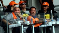 Gubernur Sumatera Selatan Alex Nordin (kiri) didampingi mantan Gubernur DKI Jakarta Sutiyoso (kanan) menyaksikan laga kompetisi ISL tim Persija Jakarta melawan Gresik United di Stadion GBK Senayan, Jakarta.