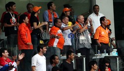 Alex Noerdin memberikan semangat kepada para pemain Perswija Jakarta. Alex Noerdin sendiri saat ini merupakan salah satu bakal calon gubernur DKI Jakarta. Dia dijagokan oleh Partai Golkar.