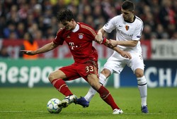 Mario Gomez yang mendapat pengawalan ketat dari Granit Xhaka menggempur pertahanan Basel. Reuters/Christian Hartmann.