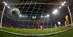 Mario Gomez merayakan gol bersama Thomas Mueller. Dalam pertandingan tersebut, Gomez empat kali membobol gawang Basel. Gol tersebut dicetaknya di menit ke-44, 50, 61 dan 67. Reuters/Kai Pfaffenbach.