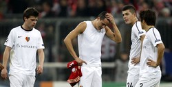 Para pemain Basel kecewa dengan dengan hasil tersebut. Reuters/Christian Hartmann.