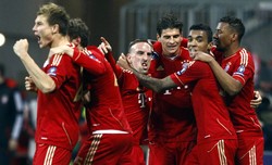 Dengan hasil tersebut, Bayern pun lolos meyakinkan dengan agregrat 7-1. Reuters/Michael Dalder.