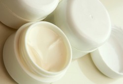 Ciri-ciri Krim Pemutih yang Mengandung Bahan Berbahaya