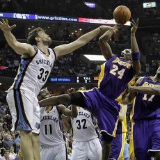 Lakers Tundukkan Grizzlies Lewat Dua Kali OT