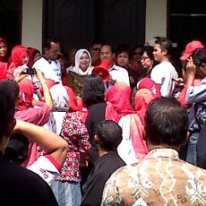 Ibu-ibu dan Simpatisan PDIP Pasang Badan di Rumah Mochtar Muhammad