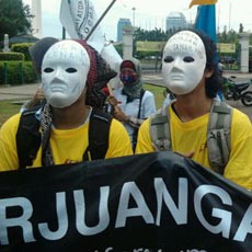 Manusia Bertopeng Demo Tolak Kenaikan BBM di Istana 