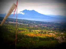 Terbang bersama Paralayang