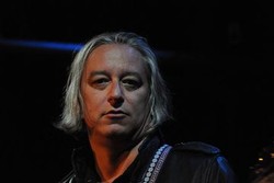 Gitaris R.E.M. Peter Buck Akan Bersolo Karier