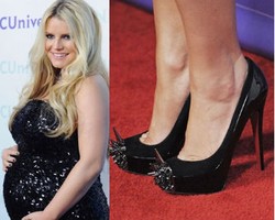 Hamil Besar, Jessica Simpson Masih Pakai Sepatu Hak Tinggi