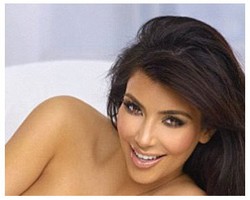  Usai Promosi Lingerie, Kim Kardashian Pose Tanpa Bra