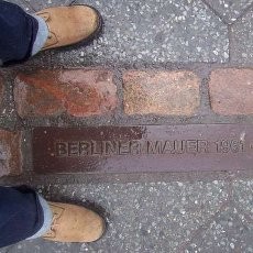 Kaki Kanan di Jerman Barat, Kaki Kiri di Jerman Timur