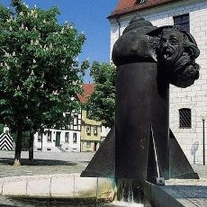 Burung Gereja, Kabut, dan Katedral di Kota Albert Einstein