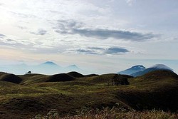 Pesona Sabana di Puncak Gunung Prau