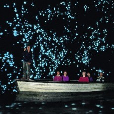 Keren! Gua Ini Diisi Ribuan Cacing Glow in the Dark