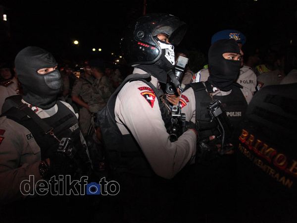 Kepung Mahasiswa, Polisi Bersenjata Lengkap Diturunkan