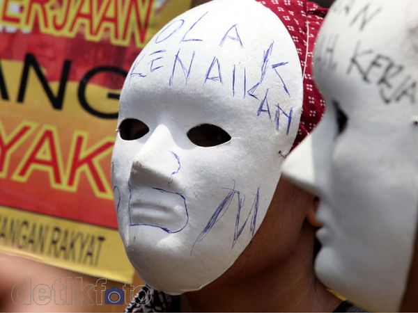 Manusia Bertopeng Tolak Kenaikan Harga BBM