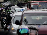 HMI Tutup Jalan, Cikini Raya Macet Total