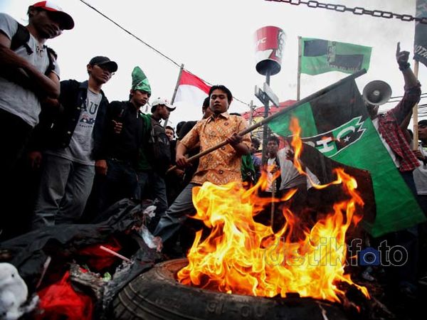 HMI Kembali Bakar Ban, Polisi Minta Maaf