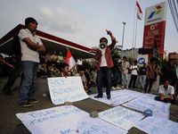Mahasiswa Blokir Pom Bensin Cikini
