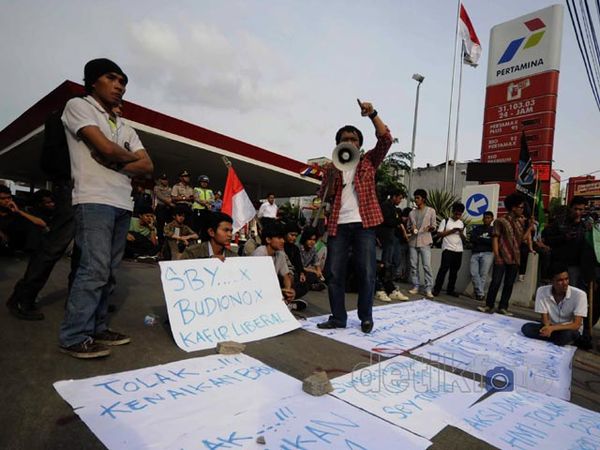 Mahasiswa Blokir Pom Bensin Cikini