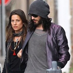 Russell Brand Gandeng Wanita Misterius Berambut Coklat