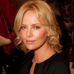 Charlize Theron Adopsi Bayi Laki-laki