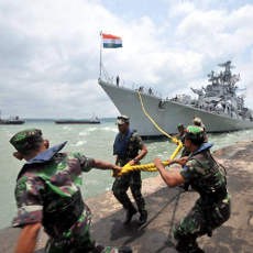 Kapal Perang India Sandar di Surabaya