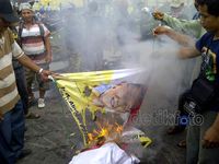 Korban Lumpur Lapindo Bakar Spanduk Ical