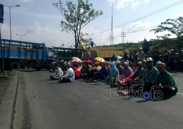 Korban Lumpur Lapindo Blokir Jalan