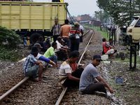 Warga Blokir Jalur KA Porong