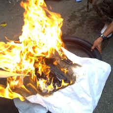 Tolak Kenaikan BBM, Mahasiswa Ngotot Bakar Ban