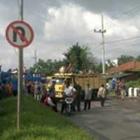 Korban Lumpur Lapindo Kembali Blokir Jalan Raya Porong