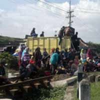 Jalur Kereta Api di Porong Ikut Diblokir Korban Lumpur Lapindo