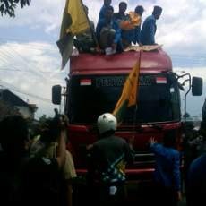 Tolak Kenaikan Harga BBM, Mahasiswa Sandera Truk Tangki Pertamina