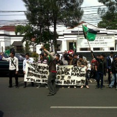 Tuntut 6 Aktivis Dibebaskan, HMI Berdemo di Polrestabes Bandung