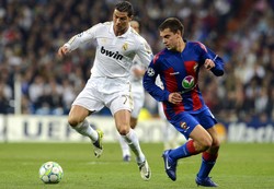 Madrid mendominasi permainan sejak menit-menit awal pertandingan. Reuters/Felix Ordonez.