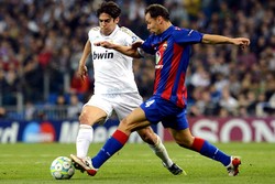 Kaka mendapat pengawalan ketat dari Sergei Ignashevich. Reuters/Felix Ordonez.