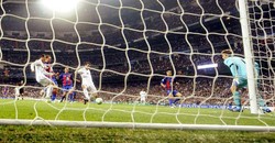 Higuain menceploskan bola ke gawang CSKA Moskow setelah memanfaatkan umpan dari Kaka di menit ke-26. Reuters/Felix Ordonez.
