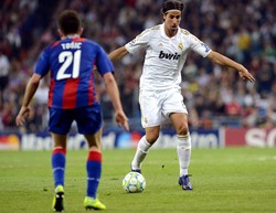 Sami Khedira meliuk-liuk untuk melewati Zoran Tosic. Reuters/Felix Ordonez.