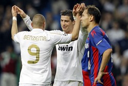 Ronaldo merayakan gol bersama Benzema. Reuters/Susana Vera.