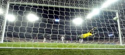 Iker Casillas gagal menangkap bola yang dilepaskan oleh Zoran Tosic. Reuters/Felix Ordonez