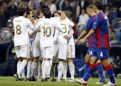 Dengan kemenangan ini, Madrid lolos ke perempatfinal dengan skor agregat 5-2 setelah pertemuan pertama berakhir 1-1. Reuters/Susana Vera.
