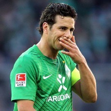 Tampar Pemain Lawan, Pizarro Diskors Dua Laga