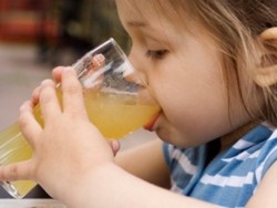 Jus Buah Sebabkan Gigi Rusak dan Obesitas pada Anak
