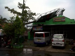  Braak! Papan Reklame Roboh Timpa Warnet di Semarang