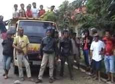 Ratusan Warga Garut Sandera Truk Pengangkut Pasir Besi