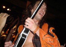 Vokalis The Darkness Akui Anggota Band Mereka Saling Membenci Satu Sama Lain