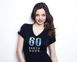 Miranda Kerr Siap Buat Kelas Yoga Gratis Demi Earth Hour